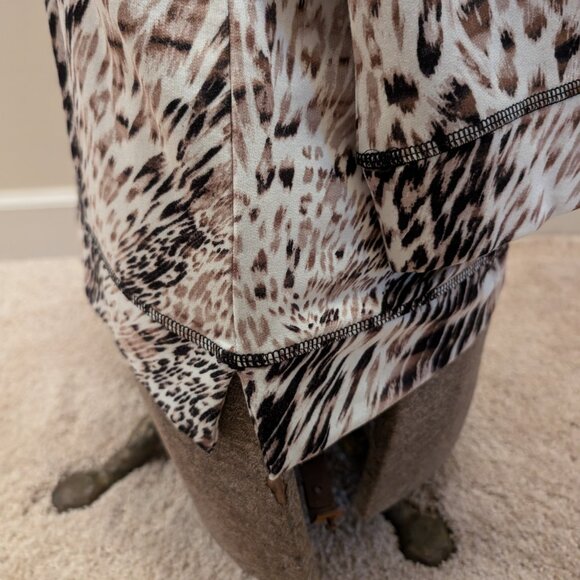Weekends by Chicos Leopard Scoop Haglan Top  LS Size 1 - Picture 4 of 6